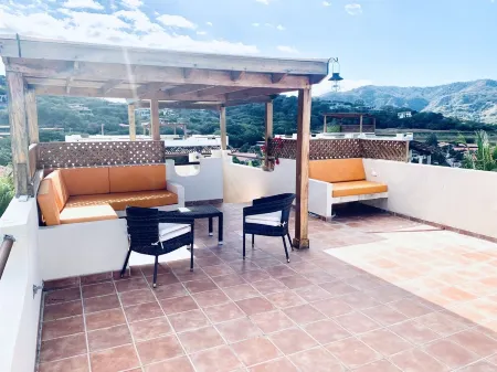 Stunning ocean view villa.<br>Walk to the beach .