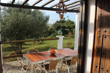 House with very cozy garden for couples or family, 7 km from Sagres Отели рядом с достопримечательностью «Praia da Cordoama»