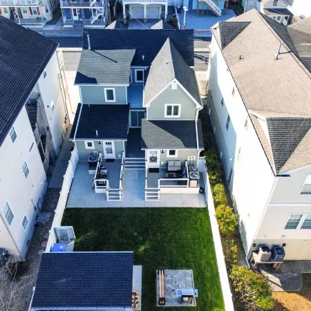 Elegant 3BR/2BA - short walk to the Beach