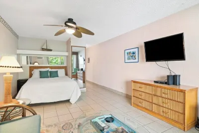 Cozy Island Studio with Pool View & Alii Drive Access & AC