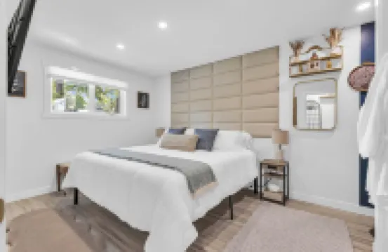 Gather in Saskatoon - Hot Tub 85" TV, Deck, Bbq, Trampoline, Games Room, 5Bdrm