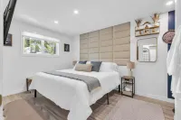 Gather in Saskatoon - Hot Tub 85" TV, Deck, Bbq, Trampoline, Games Room, 5Bdrm 새스커툰 호텔