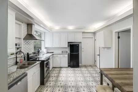 Royal Chateau in the heart of Fondren!