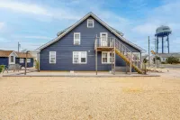 8 Mi Barnegat Lighthouse Apt with Balcony! Hotel a Manahawkin