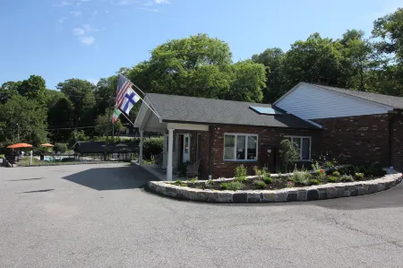 Heidi's Inn Отели в г. Паулинг