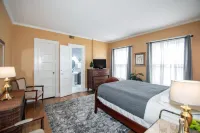 Looking Glass Inn Hotels in 