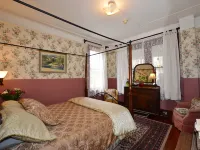 Marketa's Bed and Breakfast Hotels near Laurel Point