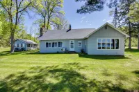 Hackensack Waterfront Retreat on Tenmile Lake - Homestays