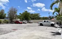 トラベル イン ホテル - 駐車場