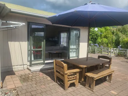 Peaceful bach close to the lake, in the heart of Kinloch Отели в г. Кинлок