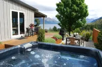 Cute Cottage with Hot Tub & Uninterrupted Lake Views