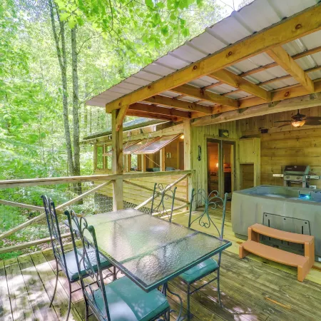 All-Season Sunroom and Hot Tub Marion Cabin Retreat