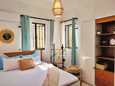 Designer Luxury 3 Beds with Pool, Patio & Sundowners Hotels in 