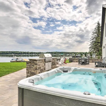 Newly Built Gilletts Lake Gem Dock and Hot Tub