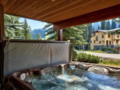 Trappers Landing #30 2 Bedroom Townhouse Hotels in Sun Peaks