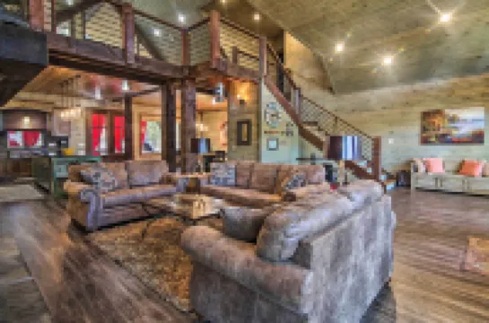 Stylish Broken Bow Cabin w/ Hot Tub + Fire Pit!