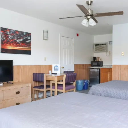 Mainsail Motel & Cottages