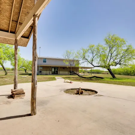 Pet-Friendly Cabin on 3 Acres 7 Mi to Uvalde!