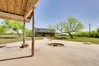 Pet-Friendly Cabin on 3 Acres 7 Mi to Uvalde!