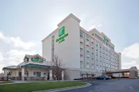 Holiday Inn & Suites OVERLAND PARK-WEST by IHG - 駐車場
