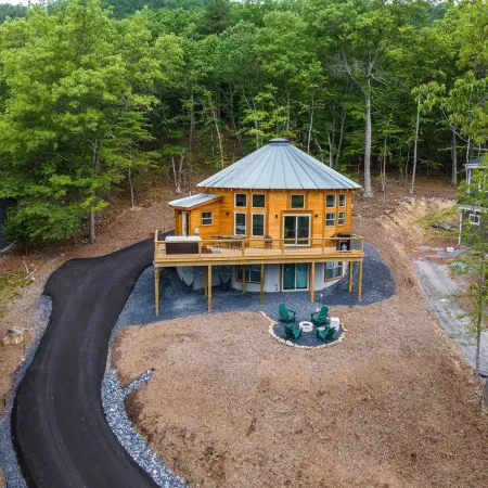 Yurt, Mins to Slopes, Hot Tub, Arcade Room, Pool Table, PS5, Fire Pit EV Charger