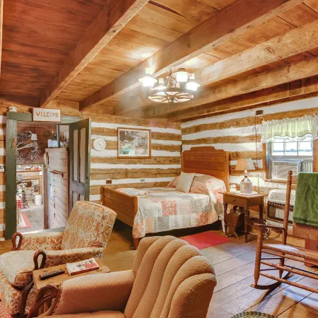 Ferrum Rustic Cabin in the Valley w/ Fire Pit