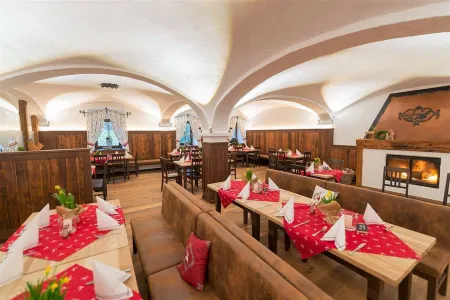 Landgasthof Goldener Pflug Отели в г. Ашау-им-Кимгау