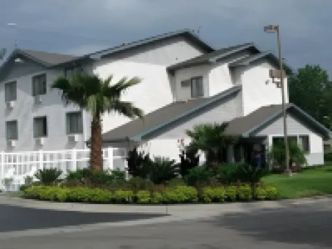 Super 8 by Wyndham Gainesville I-75 Hospital/University Area โรงแรมในเกนส์วิลล์