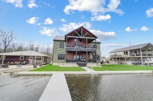 Green Diamond Retreat: Epic Lakefront Oasis for 30, 6BR, Boat Slip, Kayaks Hotels in Noble County