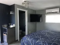 #1 Queen- Vine & Branches Inn, 2 minute walk to Burlington Bay!