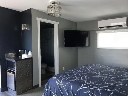 #1 Queen- Vine & Branches Inn, 2 minute walk to Burlington Bay!