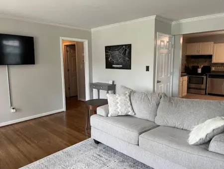 Newly renovated- 2.5 mi to Downtown Riverfront Отели рядом с достопримечательностью «H L Neblett Community Center»