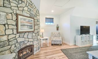 2 Mi to Town: Castle Rock Retreat w/ Fireplace!