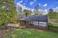 Updated Ranch-Style Home w/ Scenic Deck, Pond - 3 tähden