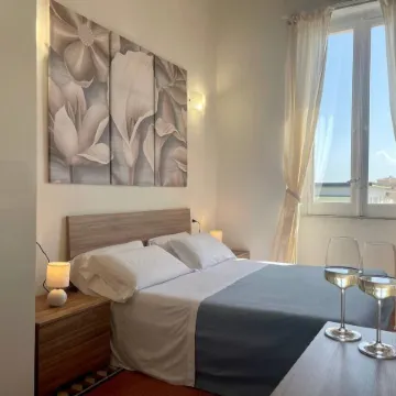 Onlyrooms V - Sea View & Train Station