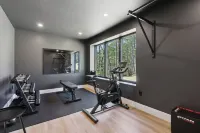 NEW Luxury York Cabin - Sauna, Game Room, Gym - Close to Ogunquit