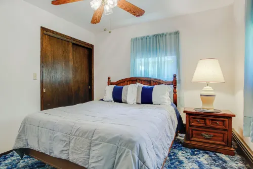 Waterfront Berry Lake Getaway w/ Sunroom! - Wifi