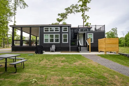 Tranquil Forest View and Unique Amenities - Charming Cozy Retreat Отели в г. Стьюарт