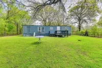 Fenced Yard: Quaint Cabin Near Lake Texoma! - 2-Star