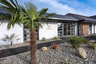 Beach front chalet on the exclusive 5 star Warren Holiday Park Отели в г. 