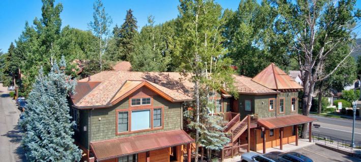 Aspen Hideaway by Avantstay Walk to Aspen, Near Slopes + Pool & Hot Tub Access Hotel di Aspen