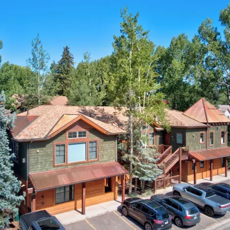 Aspen Hideaway by Avantstay Walk to Aspen, Near Slopes + Pool & Hot Tub Access