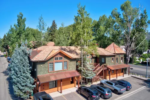 Aspen Hideaway by Avantstay Walk to Aspen, Near Slopes + Pool & Hot Tub Access
