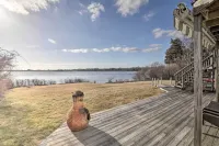 Kayaks, Deck & Pond Access: Rhode Island Retreat! - spa