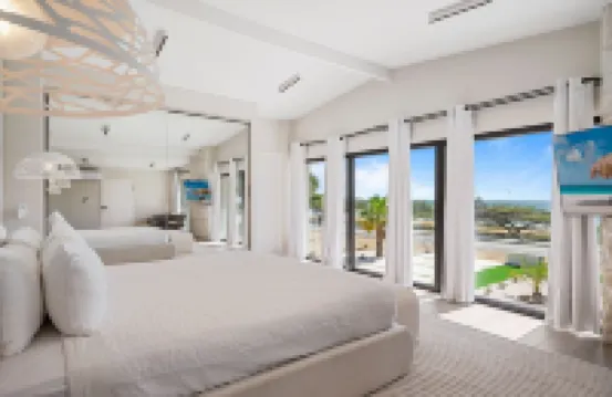 Massive Oceanfront Villa - Spa - Sauna - Gameroom - Malmok!