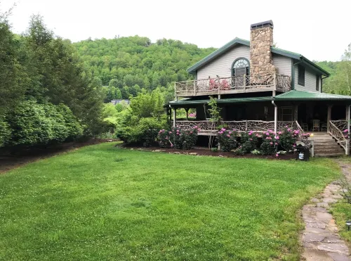 Beautiful Log Cabin with river access to The Watagua. Newly  added Fire Pit