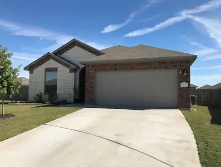 Five ⭐️ Clean!  King ensuite next to Crossroads Park.