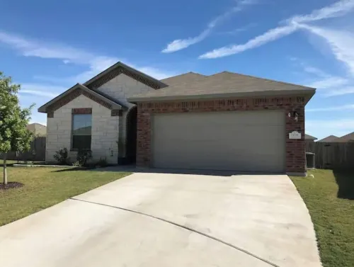 Five ⭐️ Clean!  King ensuite next to Crossroads Park.