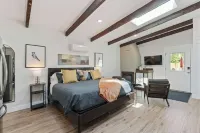 Historic 1907 SLC Victorian - Hot Tub - Firepits - Exposed Brick