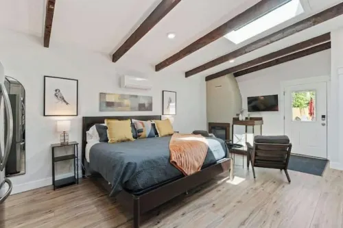 Historic 1907 SLC Victorian - Hot Tub - Firepits - Exposed Brick